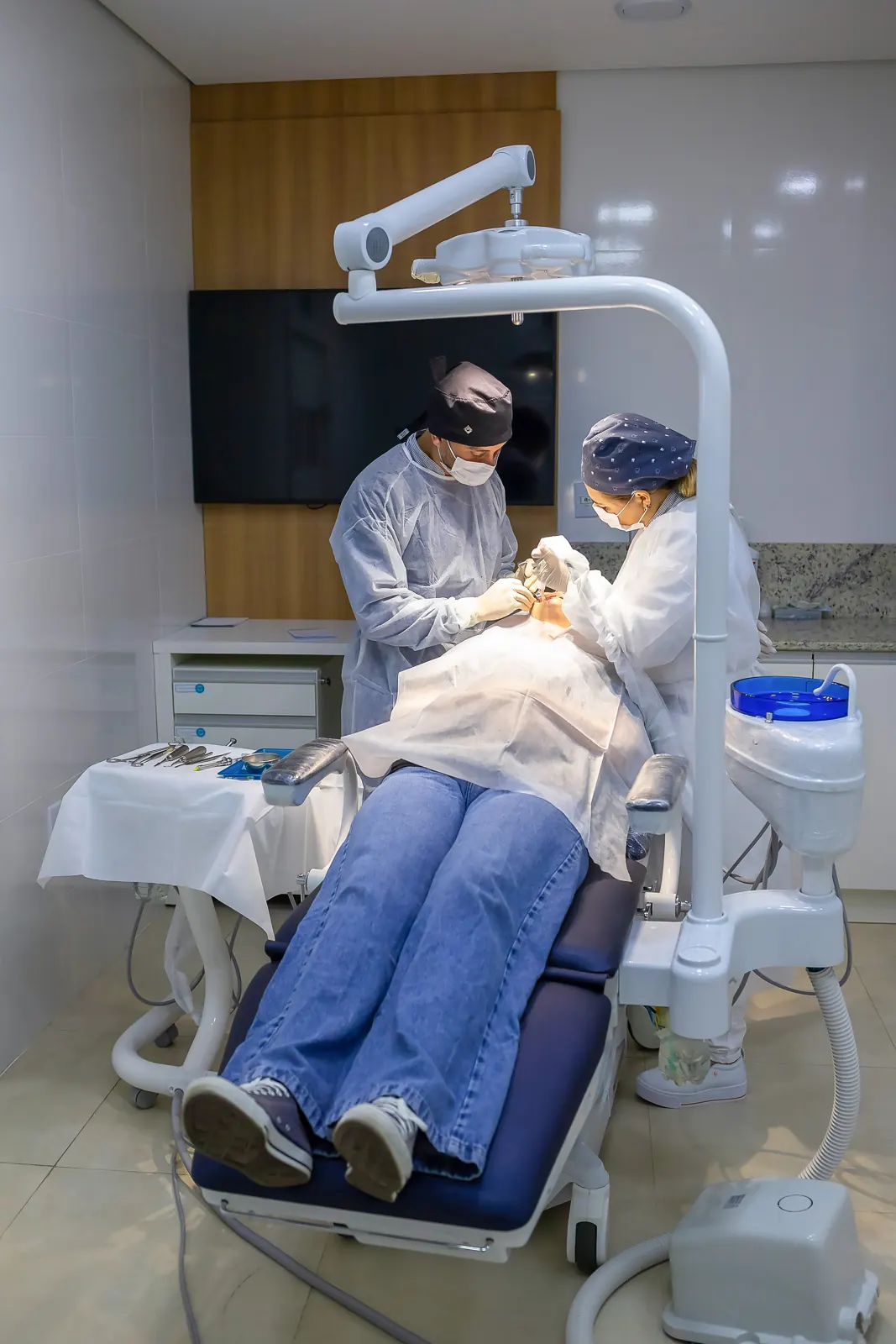 Paciente sendo atendido na cadeira odontológica da Sorrifácil Canguçu