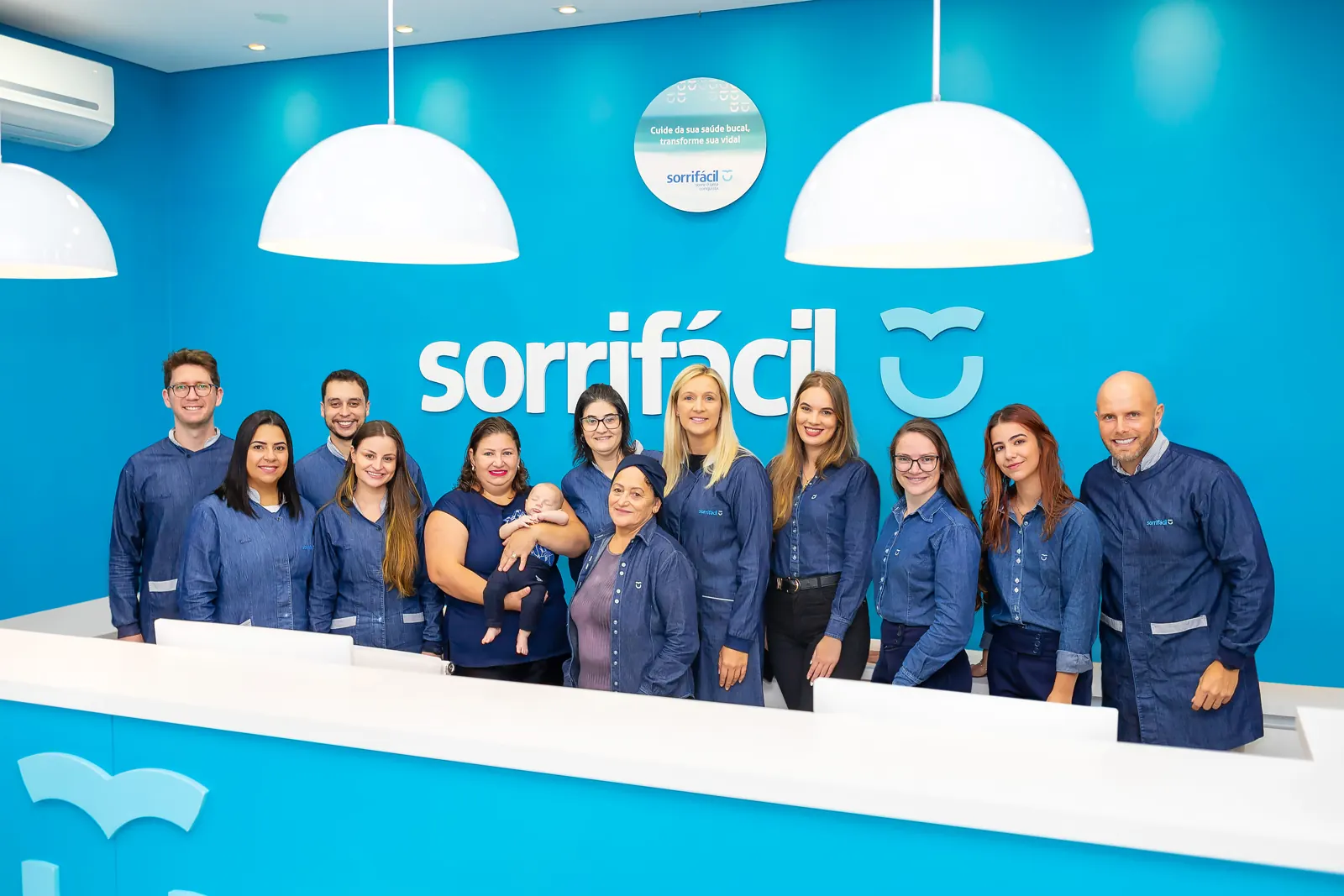 Equipe completa da Sorrifácil Canguçu na recepção da clínica