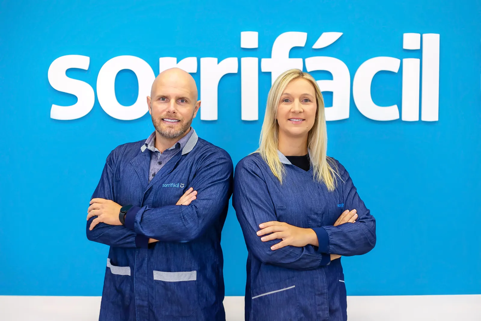 Dentistas da Sorrifácil Canguçu em frente ao logo da clínica